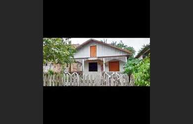 Imagem: A casa possui 2 Dormitórios, 1 Banheiro e está localizado