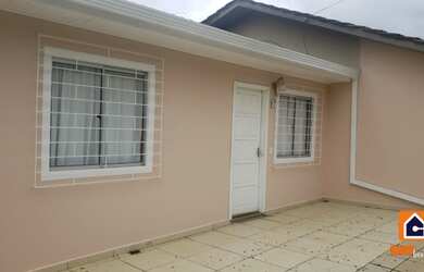 Imagem: A casa possui 2 Dormitórios, 1 Banheiro, 2 Vagas na garagem