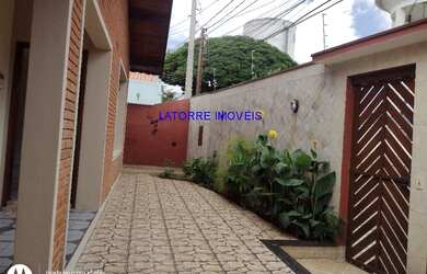 Imagem: A casa possui 3 Dormitórios, 4 Banheiros, 5 Vagas na garagem