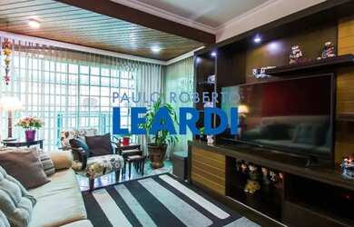 Imagem: A casa possui 4 Dormitórios, 5 Banheiros, 2 Vagas na garagem