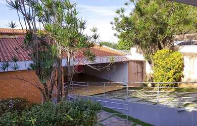 Imagem: A casa possui 4 Dormitórios, 4 Banheiros, 5 Vagas na garagem