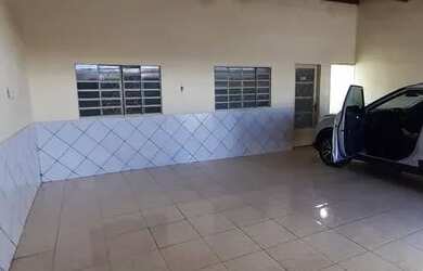 Imagem: A casa possui 3 Dormitórios, 2 Banheiros, 2 Vagas na garagem