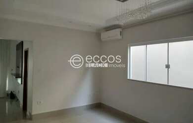 Imagem: A casa possui 3 Dormitórios, 5 Banheiros, 4 Vagas na garagem