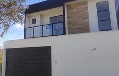 Imagem: A casa possui 3 Dormitórios, 2 Banheiros, 4 Vagas na garagem