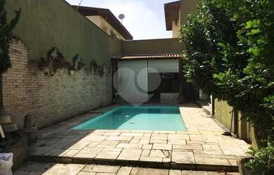 Imagem: A casa possui 3 Dormitórios, 5 Banheiros, 4 Vagas na garagem