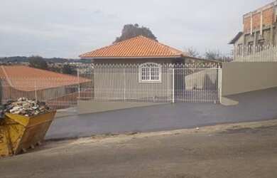 Imagem: A casa possui 2 Dormitórios, 1 Banheiro, 2 Vagas na garagem