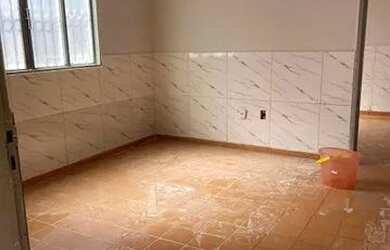 Imagem: A casa possui 3 Dormitórios, 1 Banheiro, 1 Vaga na garagem