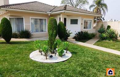 Imagem: A casa possui 3 Dormitórios, 1 Banheiro, 2 Vagas na garagem