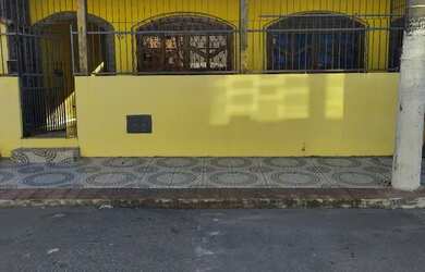 Imagem: A casa possui 4 Dormitórios, 2 Banheiros, 2 Vagas na garagem