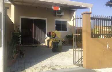 Imagem: A casa possui 3 Dormitórios, 2 Banheiros, 1 Vaga na garagem