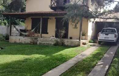 Imagem: A casa possui 3 Dormitórios, 2 Banheiros, 1 Vaga na garagem