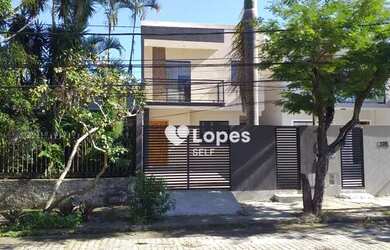 Imagem: A casa possui 4 Dormitórios, 3 Banheiros, 2 Vagas na garagem