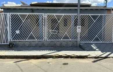 Imagem: A casa possui 3 Dormitórios, 2 Banheiros, 2 Vagas na garagem