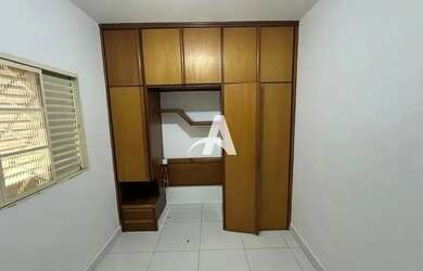 Imagem: A casa possui 4 Dormitórios, 4 Banheiros, 2 Vagas na garagem