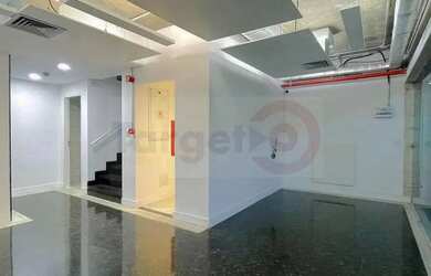 Imagem: O depósito para alugar possui 4 Vagas na garagem e 360m² de