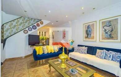 Imagem: A casa possui 3 Dormitórios, 4 Banheiros, 3 Vagas na garagem