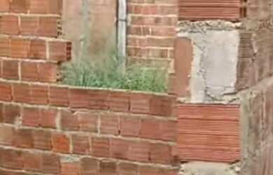 Imagem: A casa possui 2 Dormitórios, 2 Banheiros, 1 Vaga na garagem