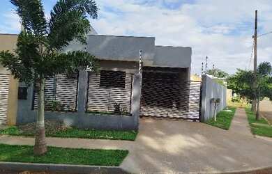 Imagem: A casa possui 3 Dormitórios, 2 Banheiros e está localizado