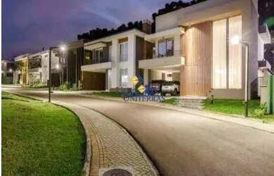 Imagem: A casa possui 3 Dormitórios, 4 Banheiros, 2 Vagas na garagem