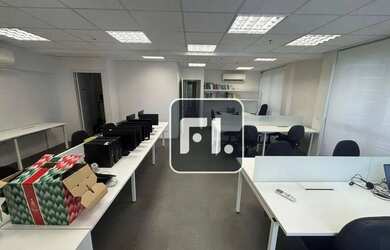 Imagem: O depósito possui 3 Vagas na garagem, 140m² de Área e está