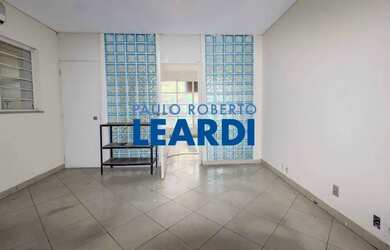 Imagem: O depósito possui 2 Vagas na garagem, 237m² de Área e está