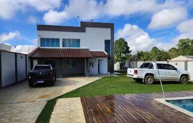 Imagem: A casa possui 4 Dormitórios, 4 Banheiros, 2 Vagas na garagem