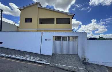 Imagem: A casa possui 5 Dormitórios, 3 Banheiros, 1 Vaga na garagem