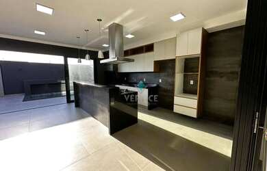 Imagem: A casa em condomínio possui 3 Dormitórios, 4 Banheiros, 4