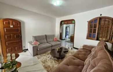 Imagem: A casa possui 4 Dormitórios, 3 Banheiros, 2 Vagas na garagem