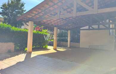 Imagem: A casa possui 3 Dormitórios, 3 Banheiros, 2 Vagas na garagem