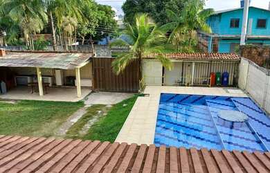 Imagem: A casa possui 1 Dormitório, 2 Banheiros, 4 Vagas na garagem