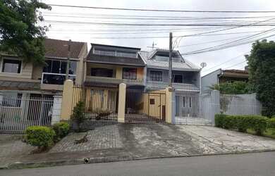 Imagem: A casa possui 3 Dormitórios, 3 Banheiros, 3 Vagas na garagem