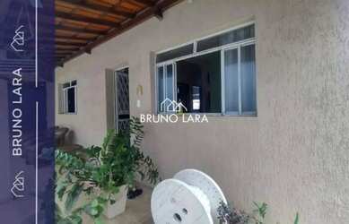 Imagem: A casa possui 2 Dormitórios, 1 Banheiro, 2 Vagas na garagem