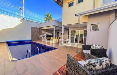 Imagem: A casa em condomínio possui 3 Dormitórios, 3 Banheiros, 2