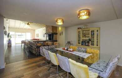 Imagem: A casa possui 3 Dormitórios, 4 Banheiros, 5 Vagas na garagem