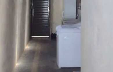 Imagem: A casa possui 2 Dormitórios, 1 Banheiro, 2 Vagas na garagem