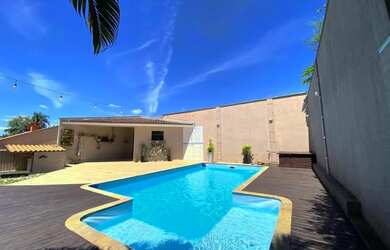 Imagem: A casa possui 3 Dormitórios, 1 Banheiro, 2 Vagas na garagem