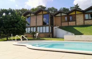 Imagem: A casa possui 4 Dormitórios, 5 Banheiros, 5 Vagas na garagem