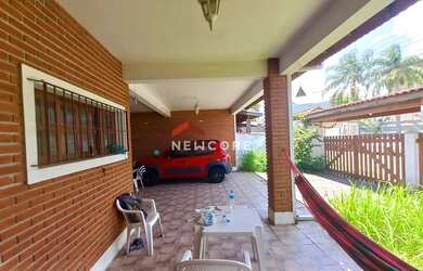 Imagem: A casa possui 3 Dormitórios, 2 Banheiros, 2 Vagas na garagem