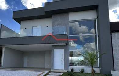 Imagem: A casa em condomínio possui 3 Dormitórios, 2 Banheiros, 4