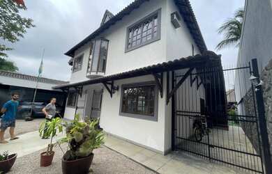 Imagem: A casa em condomínio possui 5 Dormitórios, 5 Banheiros, 4