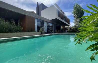 Imagem 11: Casa Contemporânea. Ar-condicionado, Lareira, 3 Vagas na garageme3 Dormitórios