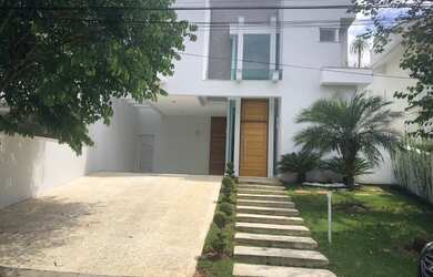 Imagem: A casa em condomínio possui 4 Dormitórios, 5 Banheiros, 2