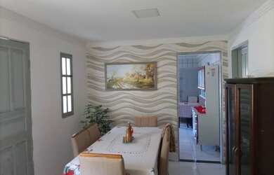 Imagem: A casa possui 3 Dormitórios, 2 Banheiros, 2 Vagas na garagem