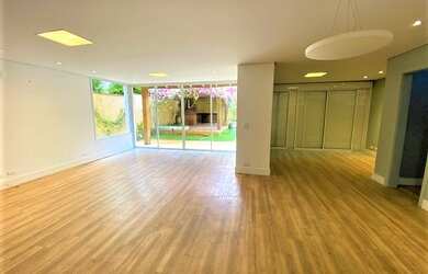 Imagem: A casa possui 3 Dormitórios, 4 Banheiros, 4 Vagas na garagem