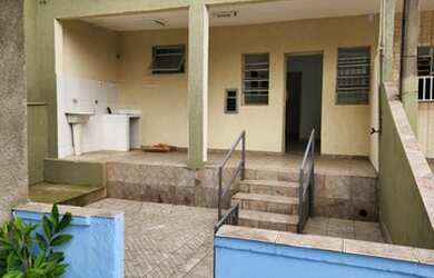 Imagem: A casa possui 2 Dormitórios, 1 Banheiro, 1 Vaga na garagem