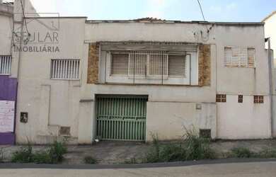 Imagem: A casa possui 3 Dormitórios, 1 Banheiro, 295m² de Área e