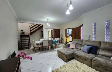 Imagem: A casa possui 4 Dormitórios, 3 Banheiros, 4 Vagas na garagem