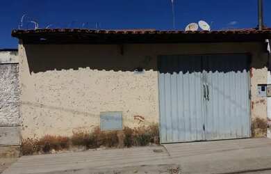 Imagem: A casa possui 2 Dormitórios, 1 Banheiro, 2 Vagas na garagem