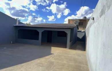 Imagem: A casa possui 2 Dormitórios, 1 Banheiro, 4 Vagas na garagem